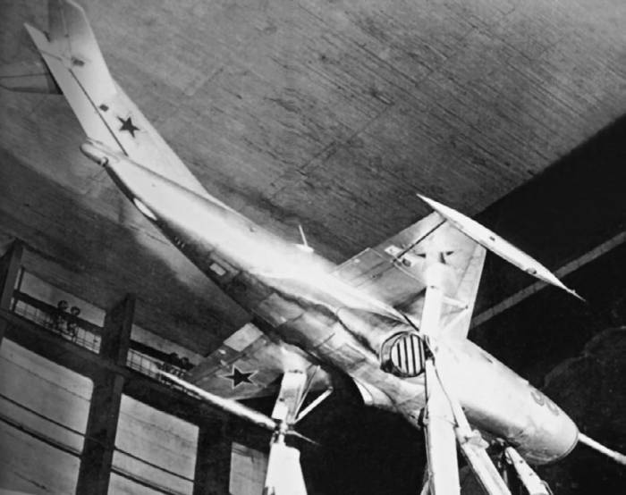 Первый отечественный самолет вертикального взлета и посадки Як-36